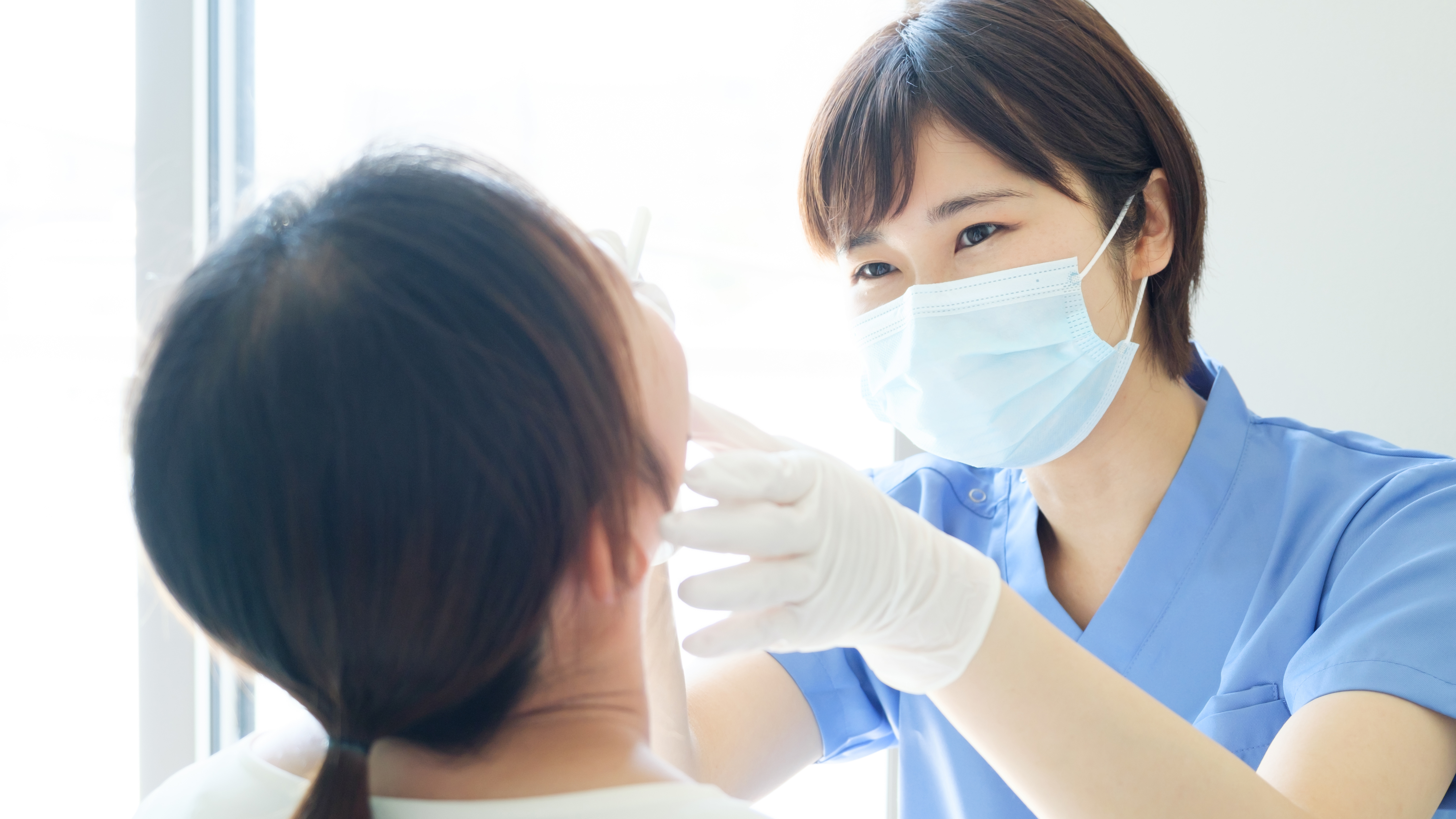 診察している女性