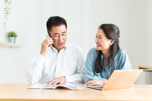 問い合わせしている夫婦